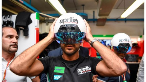 Kot iz ZF filma: pametne čelade za mehanike v Aprilijini MotoGP ekipi