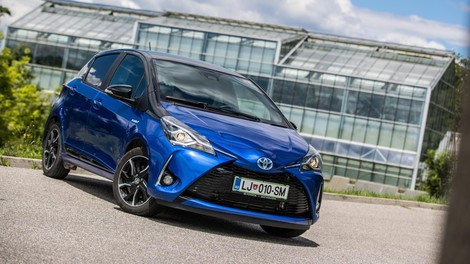 Kratki test: Toyota Yaris 1.5 HSD E-CVT Bitone Blue