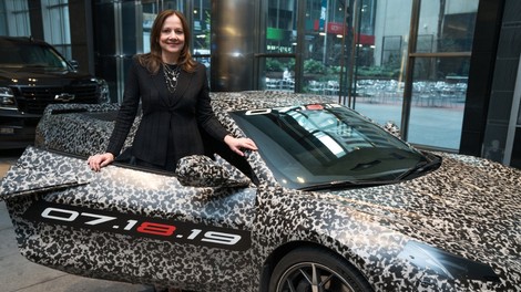 Chevrolet objavlja prve uradne fotografije prve Corvette s sredinsko nameščenim motorjem