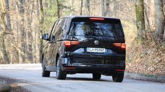 Z zadnje strani deluje še najbolj »škatlasto«. Toda takšna oglata oblika ima svoj praktičen namen.