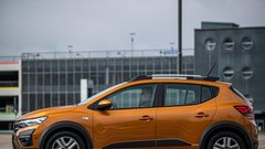 Paket Stepway doda nekaj »šminke«, edini res funkcionalni lastnosti pa sta večja odmaknjenost od tal in strešna nosilca.