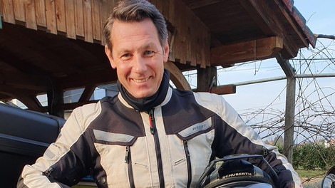 Tole motoristično zverinico vozi Marko Vozelj: najraje "zajadra" na jug, na "romarskih" poteh pa ga skoraj zagotovo ne boste srečali