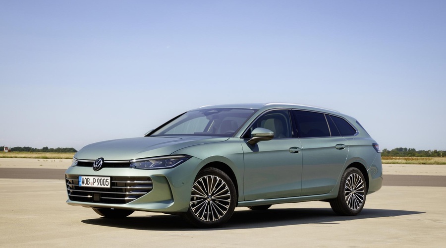 <p>Novi Passat – prvi na novi oziroma prenovljeni platformi MQB EVO – je zdaj precej večji in sodobnejši.</p> (foto: Volkswagen)