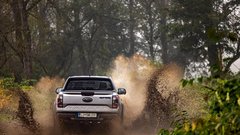 Raptor naravnost blesti s hitrostjo in udobjem na slabši, a še vedno dovolj ravni podlagi. Na zahtevnejšem terenu ga kljub izjemnim zmogljivostim omejujejo velike mere in medosna razdalja.