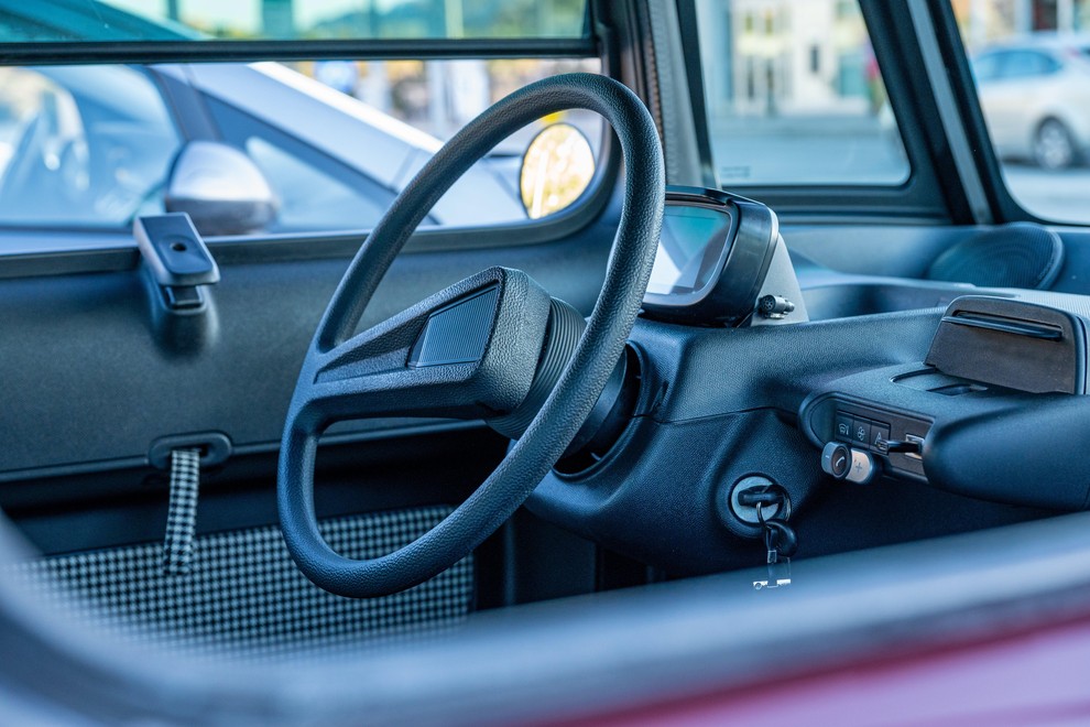 Volanski obroč je praktično kopija originalnega iz modela 2 CV