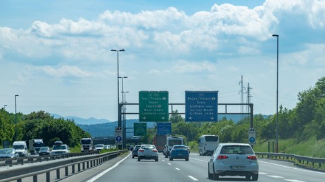 Nenavadni grafiti na slovenskih cestah: kdo je avtor in kaj pomenijo?