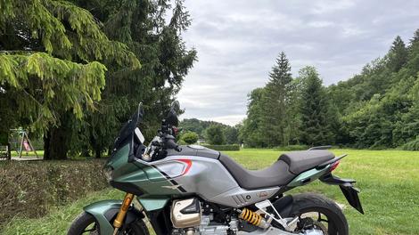 Test: Moto Guzzi V100 Mandello S - Sila spomina (piše: Marko Radmilovič)