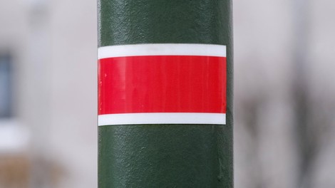 Veste, kaj pomeni eden najstarejših prometnih znakov? Skriva pomembno opozorilo, ki vas lahko drago stane!