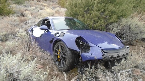 Objestno vozil podarjenega Porscheja in naredil neumnost, ki ga bo stala svobode