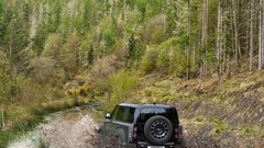 Novo v Sloveniji: Land Rover Defender Octa – Diamant, ki sije tudi v blatu