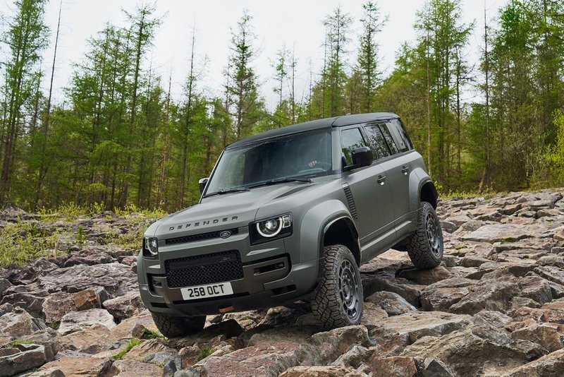 Novo v Sloveniji: Land Rover Defender Octa – Diamant, ki sije tudi v blatu
