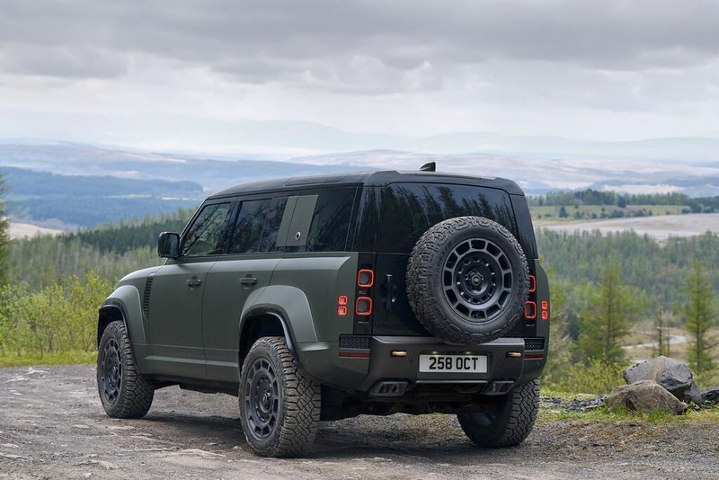 Novo v Sloveniji: Land Rover Defender Octa – Diamant, ki sije tudi v blatu