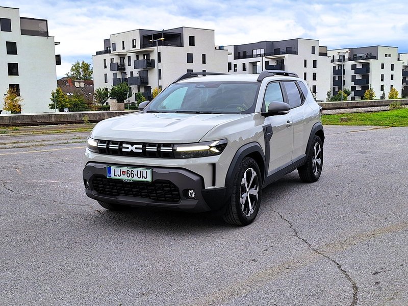 Test: Dacia Duster Hybrid 140 Journey - Kdo komu nastavlja ogledalo?