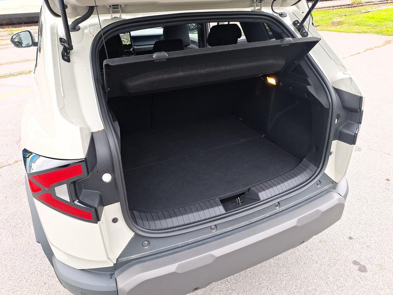 Test: Dacia Duster Hybrid 140 Journey - Kdo komu nastavlja ogledalo?