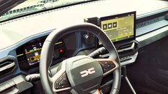 Test: Dacia Duster Hybrid 140 Journey - Kdo komu nastavlja ogledalo?
