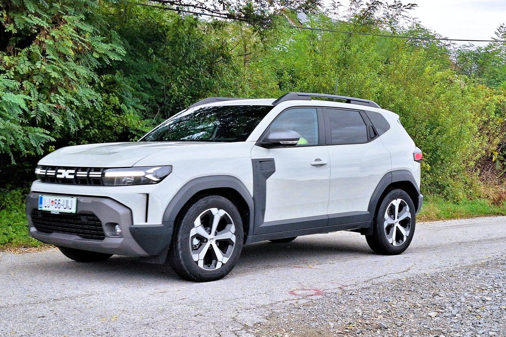 Test: Dacia Duster Hybrid 140 Journey - Kdo komu nastavlja ogledalo?