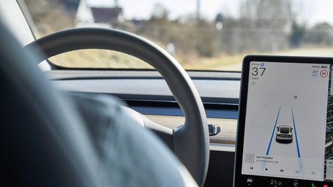 Tesla, avtopilot, notranjost avta